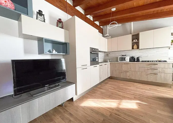 Urban Nest 2, Spacious, Wifi And Near The Red Metro