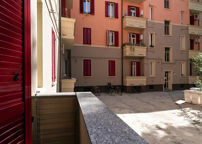 Guesthost - M4 Argonne Balcony Apartment
